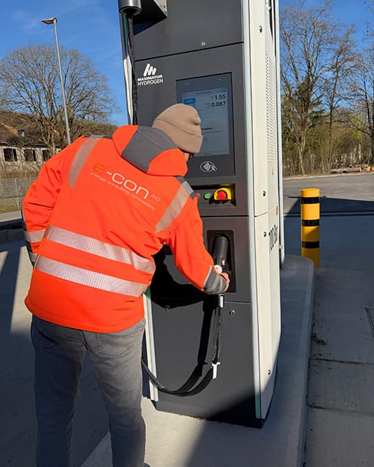 4. Tankpistole aus der Halterung nehmen